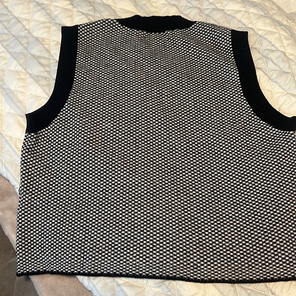 Black and White Sleeveless Women's Top - Picture 3 of 3